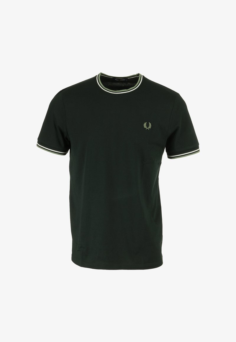 Camiseta de algodón verde con cuello redondo, acentos a rayas blancas y verdes en las mangas y un pequeño emblema en el pecho.