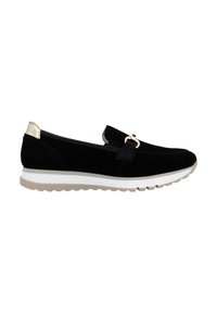 Sort ruskind slip-on sko med en hvid og beige sål, der har et lille guldhardwareaccent på siden. Rund tå og let design.