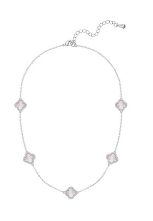 Collana in argento con cinque pendenti a forma di quadrifoglio in madreperla disposti uniformemente, ciascuno bordato da piccole pietre trasparenti, e chiusura regolabile a catena.