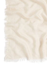 Sciarpa di colore crema, con texture e motivi sottili, rifinita con bordi sfrangiati, realizzata in tessuto morbido.