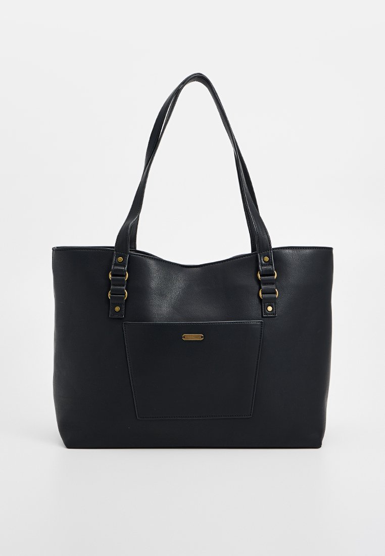 Bolso tote de cuero negro con dos asas, un bolsillo frontal y acentos de hardware en tono dorado. Textura suave y diseño estructurado.