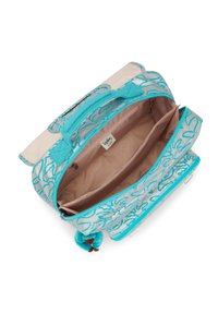 Borsa azzurra chiara con design astratto, materiale in tessuto, chiusura a doppia zip e interno beige. Presenta un charm soffice turchese sul lato.