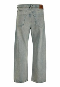 Svetlomodré džínsy s širokými nohavicami z denimu, zobrazené zozadu s dvoma zadnými vreckami a hnedou koženou značkovou nášivkou na pásiku.