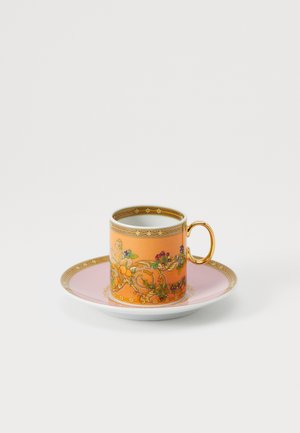 Porzellantasse mit einem floralen orangenen Muster, goldenen Akzenten und einer passenden rosa Untertasse. Sie hat eine runde Form und einen zierlichen Henkel.
