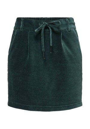 Zelena baršunasta suknja s teksturiranim vertikalnim rebrastim dizajnom, elastičnom stražnjom trakom i detaljem vezivanja. Rub završava čistim, ravnim šavom.