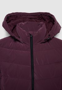 Giacca imbottita viola con colletto alto e cappuccio, dotata di cerniera frontale completa e cordini regolabili sul cappuccio. Tessuto liscio e finitura lucida.