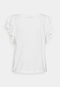 Vit kortärmad t-shirt med volangdetaljer på ärmarna och rund halsringning, tillverkad av ett lätt, något texturerat tyg.