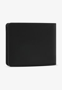 Zwarte leren bifold portemonnee met een gladde textuur, afgeronde hoeken en zichtbare stiksels aan de randen. Eenvoudig en strak ontwerp zonder versieringen.