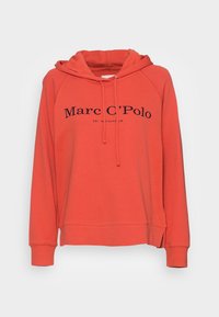 Felpa rossa con cappuccio regolabile, con il logo nero "Marc O’Polo" sul petto. Realizzata in un tessuto morbido con polsini a costine.