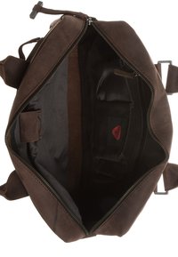 Bruine suède tas met een ritssluiting. Binnenin heeft het een zwarte voering, meerdere zakken en een rood logo label. Eenvoudig, functioneel ontwerp.
