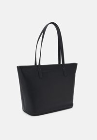 Sac fourre-tout en cuir noir avec texture lisse, design vertical et deux anses allongées. Présente un style minimaliste sans quincaillerie visible.
