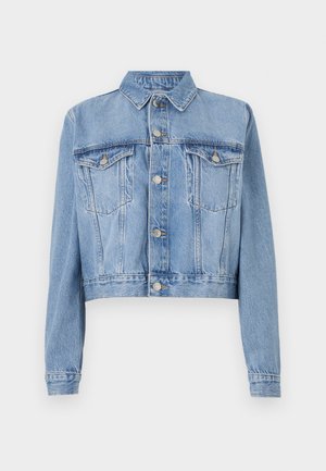 Veste en denim bleu clair coupée avec un devant à boutons, deux poches poitrine et un col. Présente une texture délavée et des détails de couture visibles.