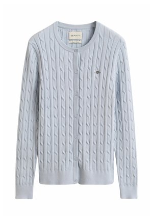 Lichtblauw kabelgebreid vest met knopen, ronde hals, lange mouwen en een klein geborduurd logo op de linkerborst.