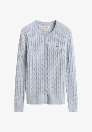 Lichtblauw kabelgebreid vest met knopen, ronde hals, lange mouwen en een klein geborduurd logo op de linkerborst.
