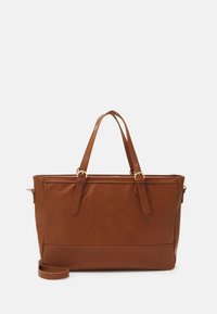 Bolso tote marrón hecho de cuero sintético, con dos asas superiores y una correa de hombro removible. Presenta una base plana y sin detalles de hardware visibles.