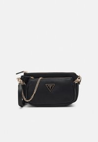 Musta, teksturoitua synteettistä materiaalia oleva olkalaukku. Siinä on kullanväriset metalliosat, kolmionmuotoinen logo ja irrotettava ketjuhihna.