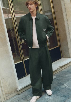 PULL&BEAR, WITH EMBROIDERY - JACKET - Bombera - dark green