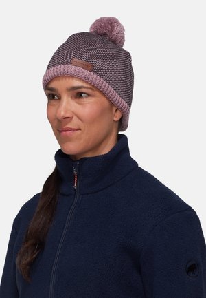 Strickmütze in dunkelpink mit einem hellrosa umgeschlagenen Rand und einem Pompon oben. Verfügt über ein strukturiertes Muster und ein Leder-Logo-Patch.