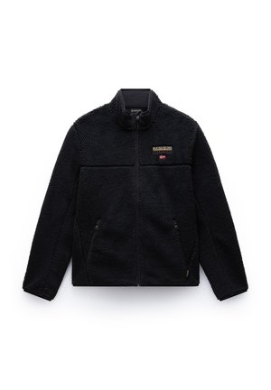 Giacca in pile nera con zip frontale, colletto alto, tasche laterali e tessuto testurizzato. Presenta un patch con logo e un dettaglio bandiera sul petto.