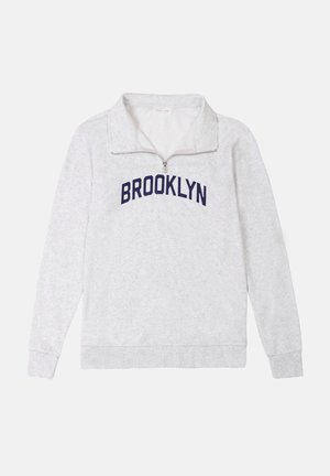 Hellgrauer Reißverschluss-Sweatshirt mit hohem Kragen und "BROOKLYN" in Marineblau auf der Vorderseite aufgedruckt. Weicher Stoff mit gerippten Bündchen.