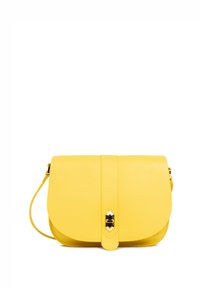 Sac en cuir jaune porté travers, avec une fermeture à rabat, présentant un accent métallique et une sangle réglable. Surface texturée et forme arrondie.