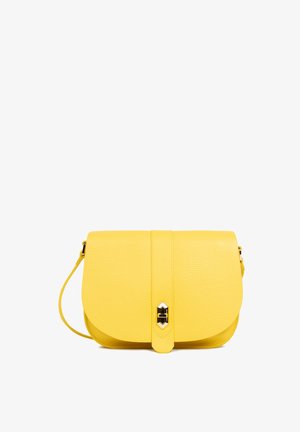 Sac en cuir jaune porté travers, avec une fermeture à rabat, présentant un accent métallique et une sangle réglable. Surface texturée et forme arrondie.