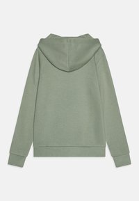 Grön, huva sweatshirt tillverkad av mjukt tyg. Har ribbade mudd och nederkant, med en enkel, odekorerad design på baksidan.