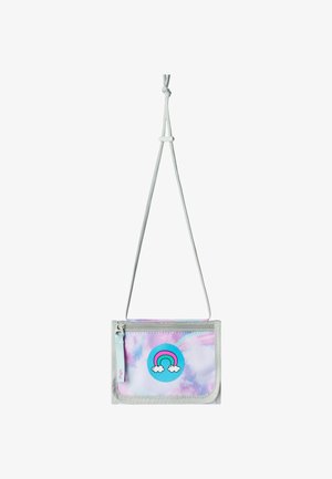 Crossbody taštička z pastelového tie-dye materiálu s grafikou duhy a mraků, se zipovým uzávěrem a nastavitelným odpovídajícím popruhem.