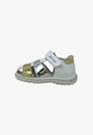 Sandalo bianco con dettagli metallici oro e argento, una chiusura sicura con velcro, design open-toe e suola in gomma texture.