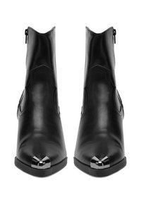 Czarne skórzane botki za kostkę z ostrym noskiem. Zawierają srebrny metaliczny czubek, boczne zamki błyskawiczne oraz misterną haftkę na cholewce.