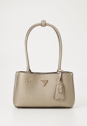 Metalen gouden handtas met een gestructureerd ontwerp, voorzien van een logo-plaat, twee handvaten en een klein afneembaar label. Glad textuur met accenten.