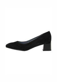 Scarpa bassa a tacco largo in suede nera con punta affilata e tacco spesso lucido nero, vista di lato su uno sfondo bianco.