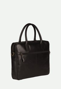 Malette en cuir noir avec deux poignées robustes, une poche zippée à l'avant et un design élégant et structuré. Présente des coutures visibles et des accents en métal.