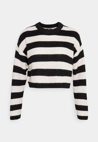 Černobílý pruhovaný krátký svetr s pletenou texturou, s dlouhými rukávy a kulatým výstřihem.