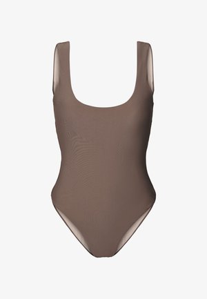 Bruine eendelige badpak met een ronde halslijn, brede bandjes en hoog uitgesneden beenopeningen; gladde textuur en minimalistisch design.