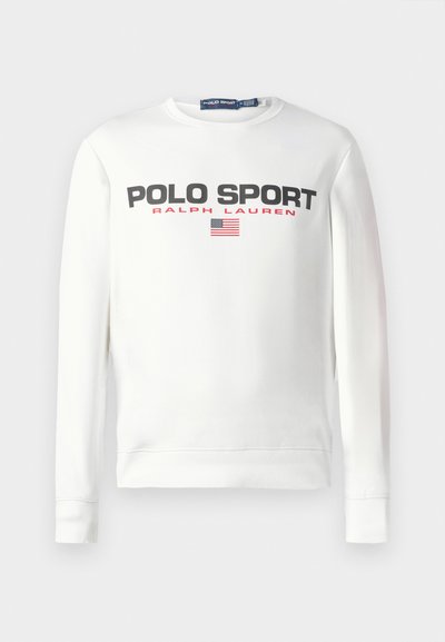 Bela dolgrokavna majica s kapuco z napisom "POLO SPORT RALPH LAUREN" v črni in rdeči ter majhno ameriško zastavo pod napisom.