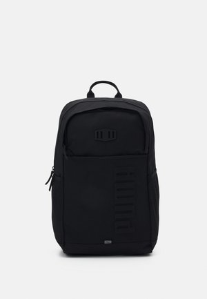 Zaino nero con una superficie in tessuto liscio, dotato di una tasca frontale con zip, tasche laterali in rete e un logo goffrato ben visibile.