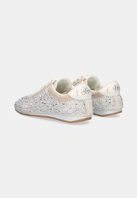 Zapatillas BeFree en ante beige claro con adornos de strass plateados, perfil estrecho, punta redondeada y suela de goma. Detalle del logo dorado en el talón.