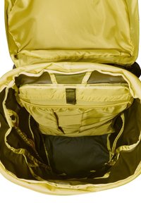 Mochila con interior amarillo y exterior oscuro. Cuenta con múltiples compartimentos, secciones acolchadas y una superficie texturizada.
