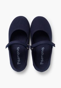Granatowe płócienne buty typu Mary Jane z płaską podeszwą, okrągłym noskiem, regulowanym paskiem oraz wnętrzem z widoczną nazwą marki.