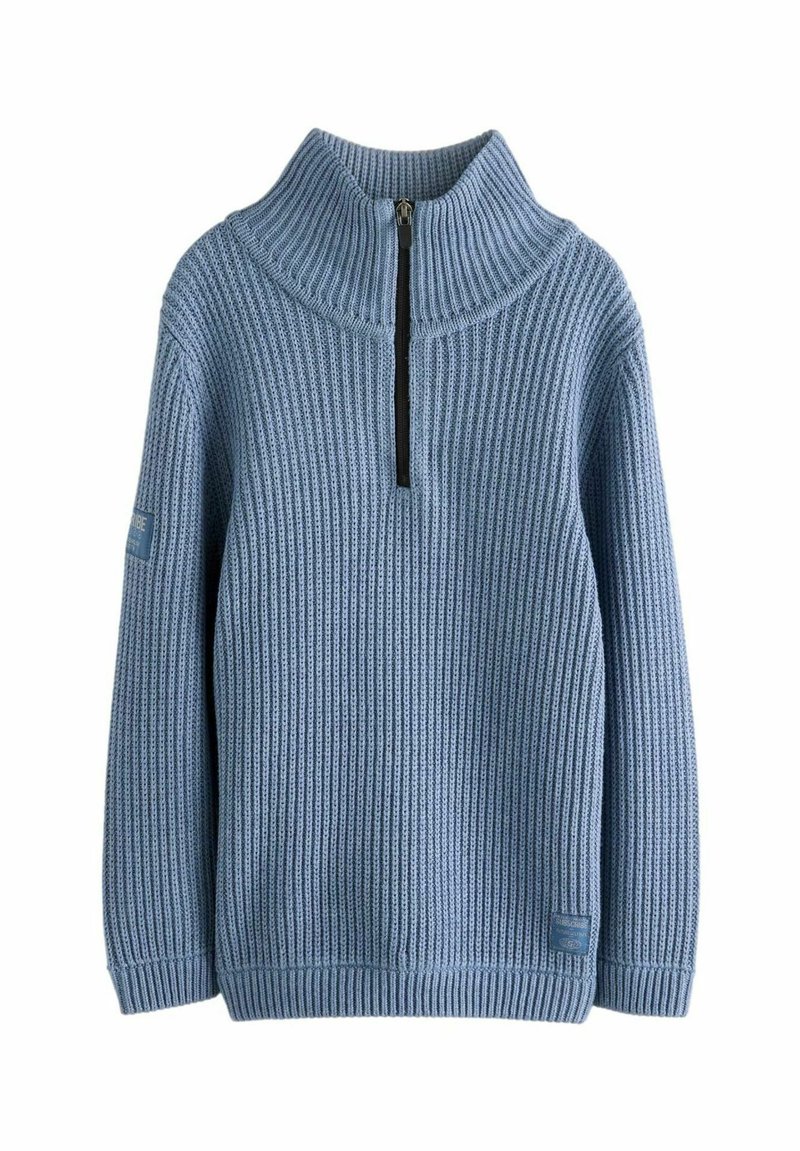 Pullover azzurro chiaro lavorato a maglia con colletto alto, zip frontale a quarto, texture a coste e una toppa sulla manica sinistra.