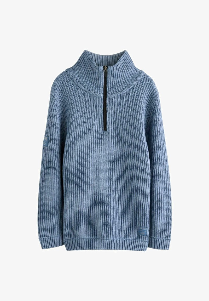 Lichtblauw gebreide pullover met een hoge kraag, ritssluiting tot een kwart aan de voorkant, ribbeltextuur en een patch op de linker mouw.