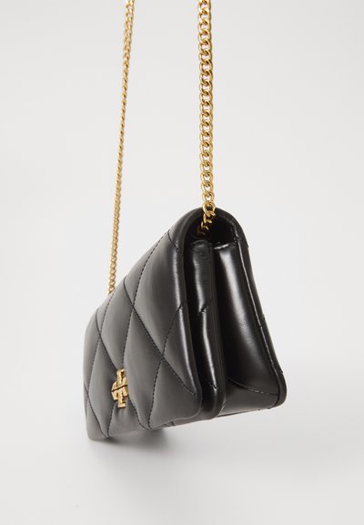 Bolsa de pele preta acolchoada com uma alça de corrente dourada. Apresenta um design dobrado e um detalhe em metal dourado na parte da frente.