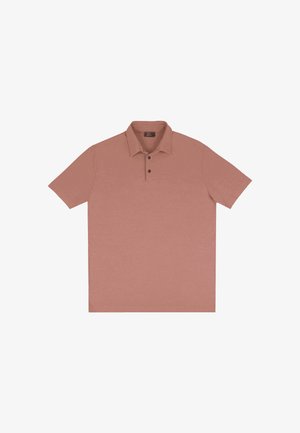 Męska koszulka polo z krótkim rękawem w stonowanym kolorze terakoty, z kołnierzykiem i trzema ciemnymi guzikami na przedniej listwie.