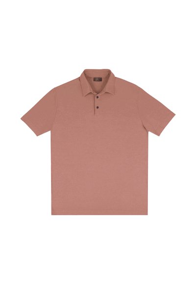 Polo pour homme à manches courtes en terre cuite douce avec un col et trois boutons foncés sur la patte de boutonnage avant.