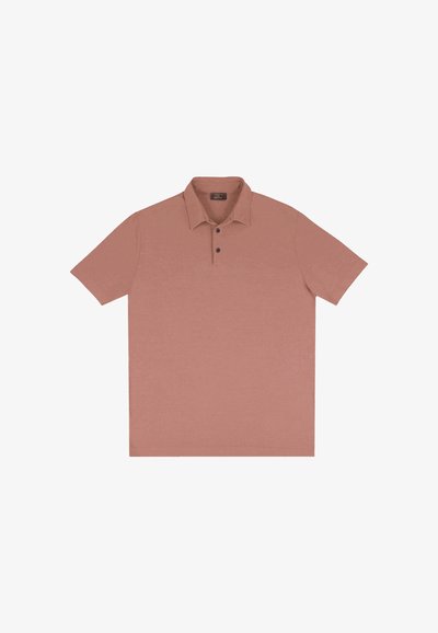 Polo pour homme à manches courtes en terre cuite douce avec un col et trois boutons foncés sur la patte de boutonnage avant.