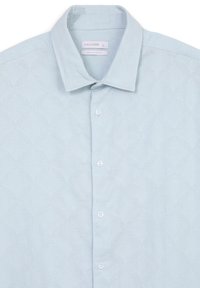 Camicia azzurra a maniche corte con un motivo testurizzato di forme intrecciate, chiusura con bottoni e un design colletto classico.