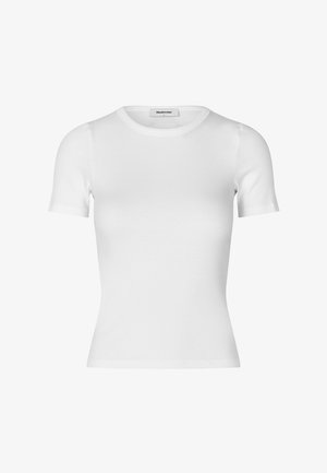 Fehér, rövid ujjú póló bordás pamutból. Testhezálló fazon, kerek nyakkivágással és sima felülettel. Nincsenek minták vagy díszítések.