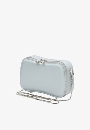 Jasnoniebieska prostokątna kopertówka wykonana z gładkiego materiału, z metalowym zamkiem błyskawicznym i łańcuszkowym paskiem do noszenia.