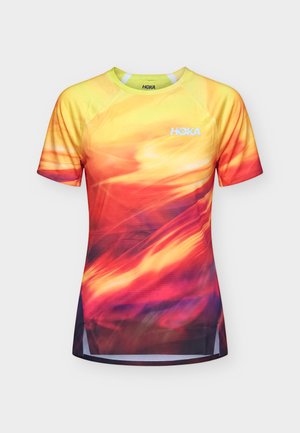 HOKA, RACE DAY SHORT SLEEVE - Μπλουζάκι με στάμπα - citrus